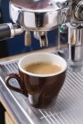 Espresso mit Kaffeemaschine zubereiten — Stockfoto