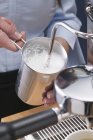Donna latte schiumoso — Foto stock