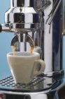 Faire de l'espresso avec machine à café — Photo de stock