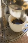 Производство эспрессо с кофеваркой — стоковое фото