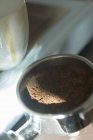 Крупный план чашки эспрессо и использованной кофейной гущи — стоковое фото