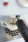 Производство эспрессо с кофеваркой — стоковое фото