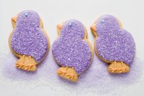 Печенье в форме фиолетовых цыплят — стоковое фото