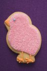 Galleta en forma de pollito rosa - foto de stock