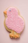 Biscuit en forme de poussin rose — Photo de stock