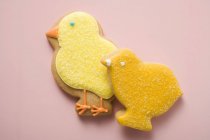 Biscuits sous forme de différents poussins jaunes — Photo de stock