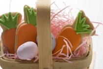 Цукрові яйця в кошику — стокове фото