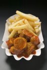 Currywurst mit Pommes frites — Stockfoto