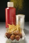 Polvo de curry vertiendo en currywurst y patatas fritas - foto de stock