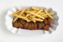 Fatias de salsicha e batatas fritas — Fotografia de Stock