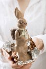 Donna che tiene il coniglietto di Pasqua — Foto stock