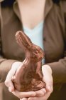 Les mains féminines tenant lapin de Pâques — Photo de stock