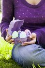 Frau hält bunte Ostereier in der Hand — Stockfoto