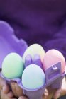 Жінка тримає кольорові великодні яйця — стокове фото