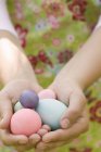 Mani che detengono uova — Foto stock