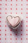 Vista close-up de doce em forma de coração com gelo rosa — Fotografia de Stock
