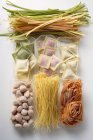 Différents types de pâtes séchées colorées — Photo de stock