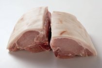 Chuletas de cerdo crudas - foto de stock