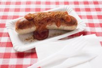 Колбаса с кетчупом и порошком карри — стоковое фото