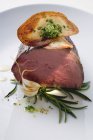 Roasted fillet of beef with vegetable crisps — Stock Photo