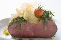 Gebratenes Rindfleisch und gebratene Kartoffelchips — Stockfoto