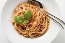 Espaguete com molho de tomate e manjericão — Fotografia de Stock