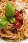 Espaguetis con salsa de tomate y albahaca - foto de stock