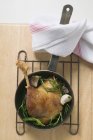 Vista superior da perna de ganso frito com alecrim na frigideira — Fotografia de Stock