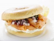 Bagel with salmon and cream cheese — Stock Photo
