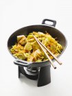 Tofu con verdure nel wok — Foto stock