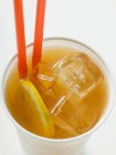 Холодный чай с лимоном и соломой — стоковое фото