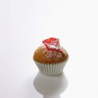 Mini-muffin with rose petal — Stock Photo