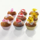 Muffins with edible flowers — Stock Photo