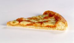 Tranche de margherita pizza — Photo de stock