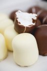 Guimauves recouvertes de chocolat — Photo de stock