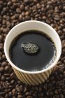 Кофе в бумажной чашке — стоковое фото