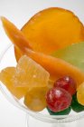 Vista close-up de frutas cristalizadas sortidas em tigela de vidro — Fotografia de Stock