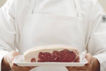 Chef sosteniendo pedazo de solomillo de carne cruda - foto de stock