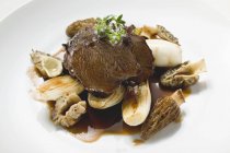 Roasted beef with morels and garlic — Stock Photo