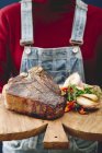 T-Bone Steak mit Knoblauch — Stockfoto
