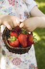 Cesta para niños de fresas - foto de stock