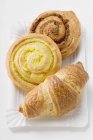 Süße Blätterteigbrötchen und Croissant — Stockfoto
