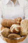 Donna che tiene rotoli di pane — Foto stock