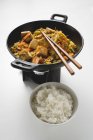 Tofu com legumes em wok — Fotografia de Stock