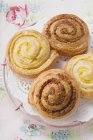 Caracoles pasteleros daneses con nuez y natillas - foto de stock