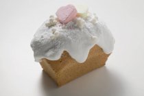 Bolo de pão com gelo e corações de açúcar — Fotografia de Stock
