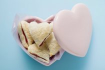 Galletas rellenas de mermelada en forma de corazón - foto de stock