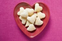 Biscoitos cheios de compota em forma de coração — Fotografia de Stock