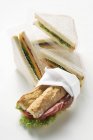 Бутерброди з шинкою з салатом — стокове фото