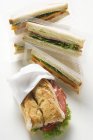 Schinkensandwiches mit Salat — Stockfoto